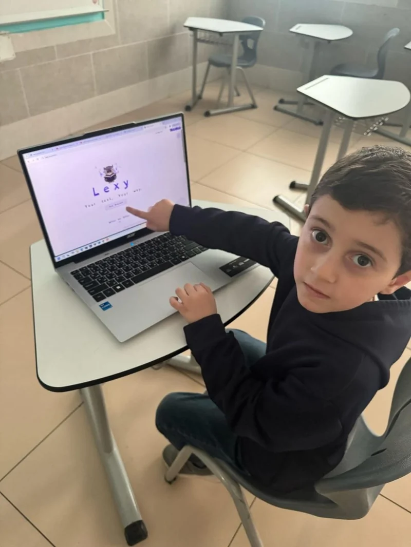 طالب يستكشف ويتفاعل مع قارئ Lexy على حاسوب محمول داخل الصف الدراسي.