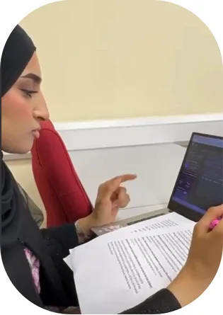 معلمة تراجع نشاط قراءة بجانب منتج Lexy على حاسوب محمول.