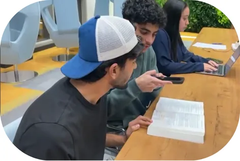 طلبة يستخدمون أدوات القراءة الرقمية معاً خلال جلسة تعلم موجهة.